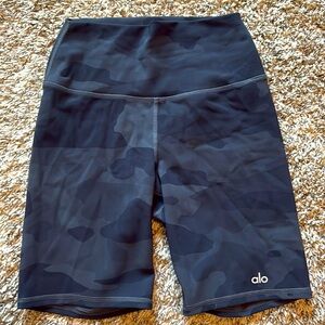 Like New Alo Yoga Camo Biker Short Size Small